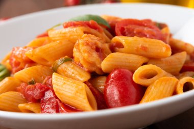 Bir tabak lezzetli İtalyan makarna ve karides sosu. 