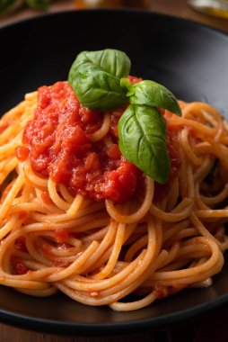 Lezzetli klasik İtalyan spagettisi ve domates sosu. 