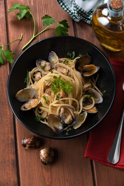 意大利菜 意大利面 有蛤蟆 典型的那不勒斯菜 — 图库照片
