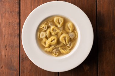 Çorbada tortellini tabağı, tipik İtalyan mutfağı. 
