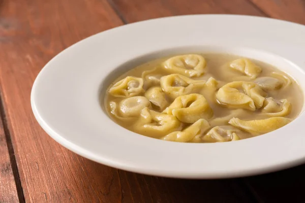 Çorbada tortellini tabağı, tipik İtalyan mutfağı. 