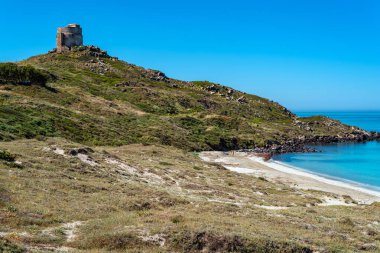 Sardinya, İtalya 'da San Giovanni di Sinis' in büyüleyici kumlu plajı. 