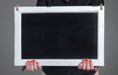 Metin için özgür boş kopya yer bir sürü boş yazı tahtası holding eller. Koyu gri arka plan karşı kadın gösteren boş yazı tahtası. 