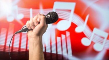 Şarkı, karaoke ya da vokal eğitim kavramı. Bir soyut müzik temalı Not ve ekolayzer arka plan önünde, elinde mikrofon. 