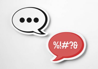 Getting kızgın, üzgün ya da kızgın bir trol yorum veya forum posta. mücadele ve anlaşmazlık sahip online 2 konuşma balonları. 