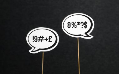 Bağımsız değişken, kavga, küfür veya küfür kavramı. Bir online forum ya da Internet üzerinde anlaşmazlık. İki konuşma balonları iddia.