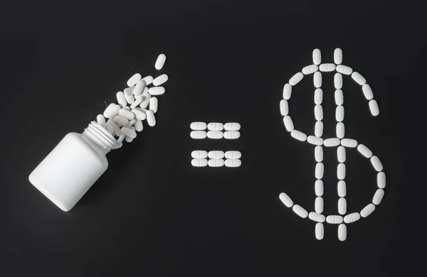 Att tjäna pengar i läkemedelsindustrin eller höga sjukvårdskostnader. Piller flaska likhetstecken dollar skrivet med piller. — Stockfoto