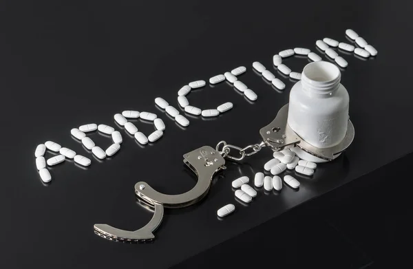 Hazte adicto a las drogas o libre de adicción a la medicina. Abuso de drogas y narcóticos o después del concepto de rehabilitación. Adicción escrita con pastillas . —  Fotos de Stock
