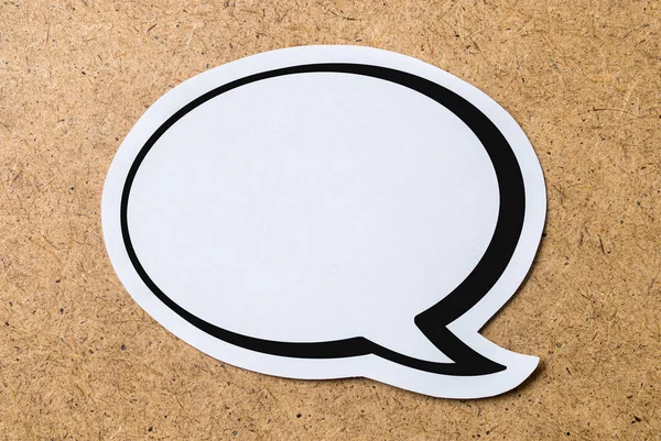 Burbuja de discurso en blanco grande sobre un fondo de tablero de corcho de madera marrón claro. Chat burbuja cortada de papel y cartón . — Foto de Stock