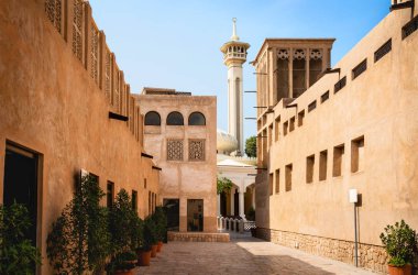 Camii, binaları ve geleneksel Arap sokağıyla eski Dubai manzarası. Al Fahidi Mahallesi, Al Bastakiya. Birleşik Arap Emirlikleri 'nin miras bölgesi (BAE).