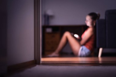 Gece geç saatlerde akıllı telefon kullanan genç bir kadın. Cep telefonu bağımlılığı. Sıkılmış ergen odasında mesaj atıyor. Genç kız cep telefonuyla mesaj yolluyor. Yalnız ve yorgun biri. Uykusuzluk çeken uykusuz bir bayan. Bulanık