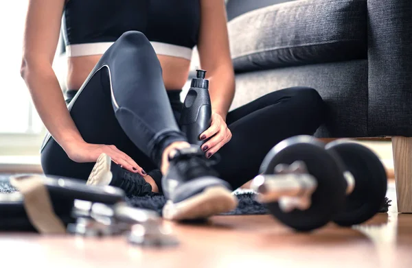 Thuistraining Krachttraining Fitnesstraining Concept Vrouw Sportkleding Zittend Woonkamer Met Fitnessapparatuur — Stockfoto