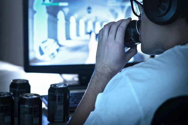 Guy Bebendo Refrigerante Jogando Videogame Assistindo Transmissão Online Vivo Demasiada — Fotografia de Stock
