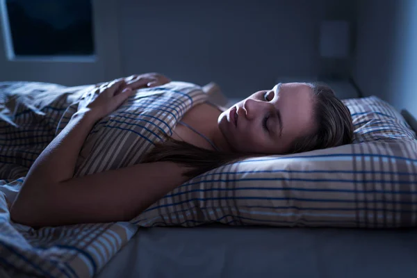 Nyugodt Békés Alszik Ágyban Sötét Hálószobában Egy Hölgy Alszik Otthon — Stock Fotó