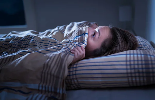 Een Bange Vrouw Verstopt Zich Onder Een Deken Bang Het — Stockfoto