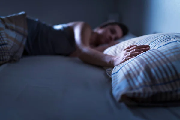 Mulher Solteira Dormindo Sozinha Cama Casa Senhora Solitária Desaparecida Marido — Fotografia de Stock