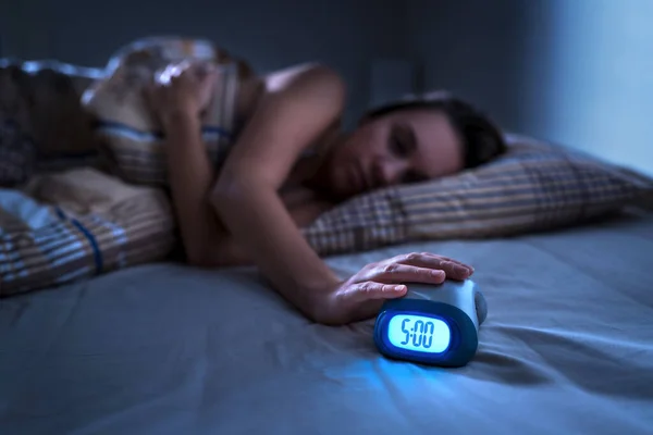 Vermoeide Vrouw Die Morgens Vroeg Wakker Wordt Voor Werk School — Stockfoto