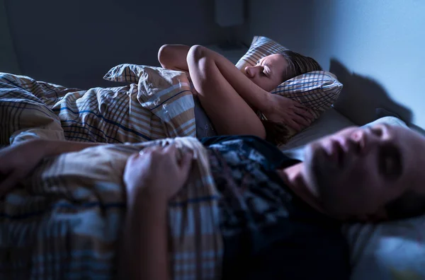 Schnarchen Der Nacht Schlafapnoe Frustriert Genervt Schlaflose Frau Bedeckt Ohren — Stockfoto