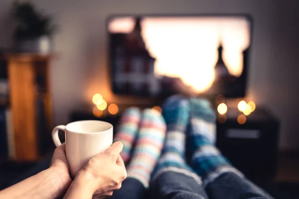 Pareja Bebiendo Chocolate Caliente Ponche Huevo Vino Caliente Viendo Televisión — Foto de Stock