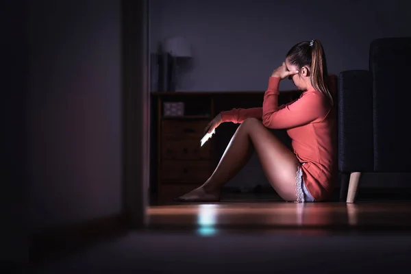 Mulher Triste Com Smartphone Noite Menina Envergonhada Com Estresse Pessoa — Fotografia de Stock