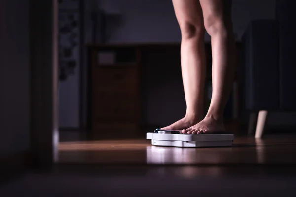 Perda Peso Conceito Dieta Senhora Escala Uma Mulher Pesar Fitness — Fotografia de Stock