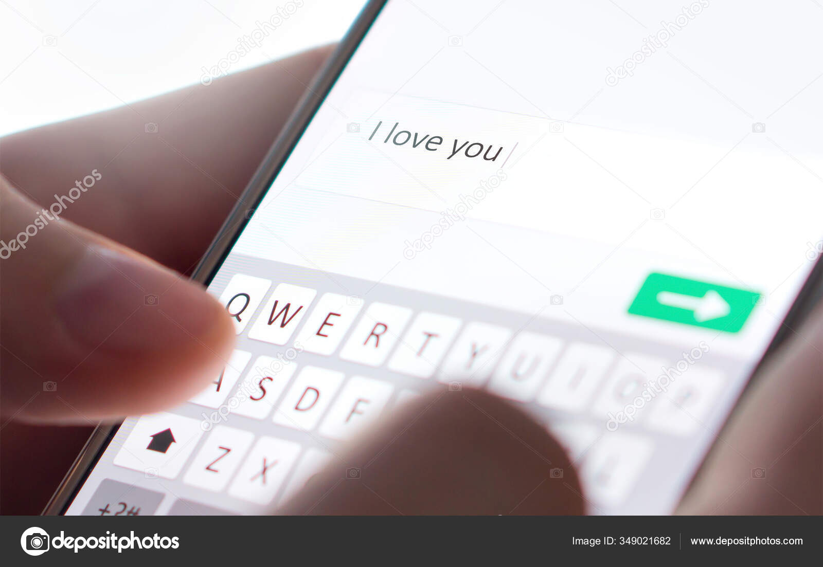 Herunterladen - Senden Ich liebe dich SMS mit dem Handy. Online-Dating, SMS oder Catfishing-Konzept. Betrug, Betrug oder Betrug mit dem Smartphone. Mann schreibt Kommentar. Fake-Profil. Sicherheit im Internet. — Stockbild Senden Ich Liebe Dich Sms Mit Dem Handy Online Dating — Stockfoto