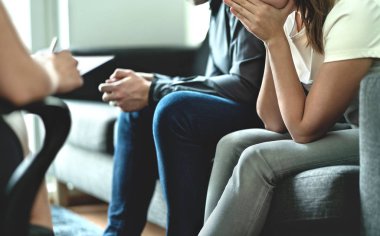 Terapide umutsuz ve üzgün bir çift. Evlilik danışmanı ya da evlat edinme psikoloğu ile görüşme. Boşanma, nafaka, evlilik sözleşmesi, aldatma, ihanet ya da velayet savaşı.