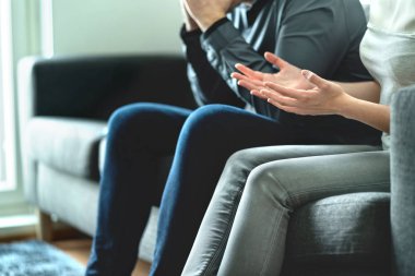 Kızgın bir çift kavga ediyor ve aile veya evlilik sorunları hakkında tartışıyor. Kocasına dırdır eden bir eş. Ebeveynler tartışıyor. Çatışma, anlaşmazlık ve çatışma. Kriz anında bağıran insanlar.