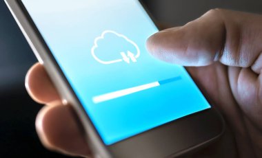 Dosya depolama ve yedekleme için bulut servisi devrede. Modern kablosuz teknoloji ile cep telefonu uygulamasında veri transferi. Yükleniyor, indiriliyor veya senkronize ediliyor. Bilgi ağa yükleniyor. Konsept hesaplanıyor.
