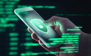 Cep telefonu kişisel bilgileri ve siber güvenlik tehdidi kavramı. Cep telefonu dolandırıcılığı. Akıllı telefon yasadışı casus yazılım, fidye virüsü ya da Truva yazılımı ile hacklenmiş. Hacker online dolandırıcılık yapıyor. Antivirüs hatası.