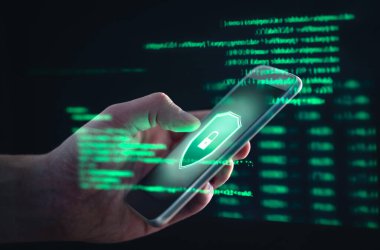 Phishing, siber güvenlik, çevrimiçi bilgi ihlali veya kimlik hırsızlığı suçu konsepti. Hacklenmiş telefon. Hologram verisi olan bir bilgisayar korsanı ve cep telefonu. Mobil dolandırıcılık, dolandırıcılık ya da suç. Siber güvenlik ihlali.