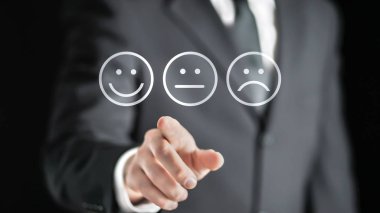 Anket, geri bildirim, anket anketi ve müşteri deneyimi konsepti. İş adamı olumlu görüş, değerlendirme ya da değerlendirme için dijital ekrana basıyor. Soyut gülen yüz teknolojisi.