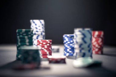 Kumarhane poker fişleri dramatik karanlık gölgelerde ya da gece spot ışıklarında. Bir yığın oyun parası. Risk, şans ve bahis konsepti. Kumar sorunu ve bağımlılık.