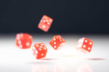 Zarı at. Risk, şans, kumar, bahis veya bağımlılık konsepti. Masaya beş kırmızı kumarhane ve poker zarı atmak.