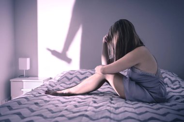 Alkol problemi. Sarhoş koca ve üzgün eş korkuyla. Tecavüz ya da cinsel taciz, alkolizm ve şiddet kavramı. Şişeli adamın gölgesi. Geceleri evde kavga eden bir çift. Kızgın agresif alkolik