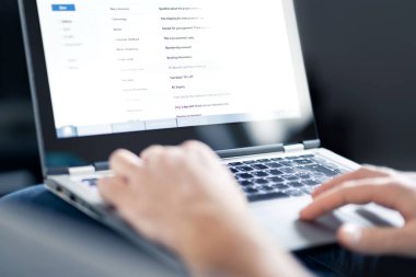 Mesaj ve mesajlarla dolu bir e-posta kutusu. Bilgisayarla elektronik posta okuyan bir adam. Spam, ıvır zıvır ve pazarlama ekranda. Aranan ve kontrol edilen iletiler. Çalışan ve bilgisayar kullanan meşgul girişimci.