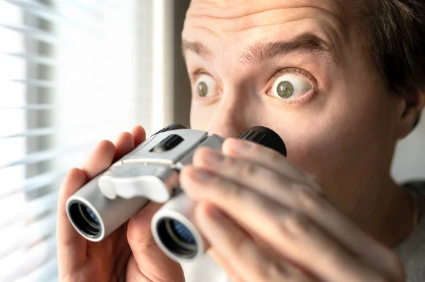 Homem Surpreso Com Binóculos Tipo Curioso Com Olhos Grandes Nosy — Fotografia de Stock