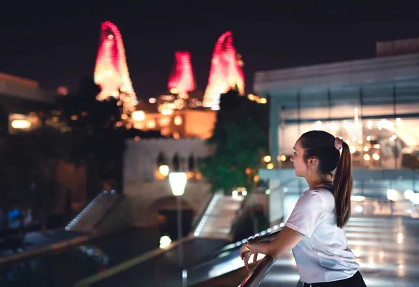 Жінка Баку Вночі Дивиться Вежі Полум Турист Азербайджані Відпустці Пошукай — стокове фото