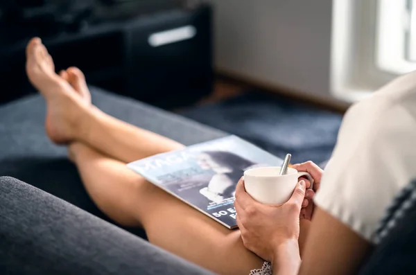 Sonntagmorgen Mit Magazin Und Kaffee Glückliche Millennial Frau Entspannt Sich — Stockfoto