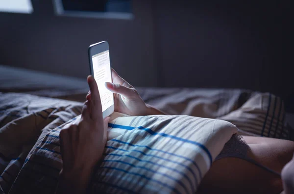 Een Vrouw Die Avonds Laat Bed Telefoneert Persoon Die Sms — Stockfoto