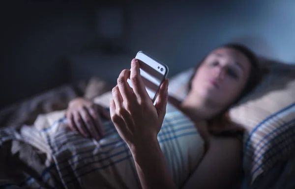Verdrietige Vrouw Die Nachts Naar Een Smartphone Kijkt Bed Telefoontje — Stockfoto