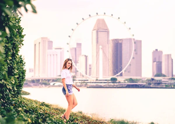 Positieve Trendy Vrouw Jeans Shorts Wandelen Een Openlucht Park Met — Stockfoto