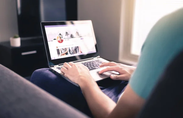 Social Media Profile Screen Man Using Laptop Home Personal Online — Stock Photo, Image