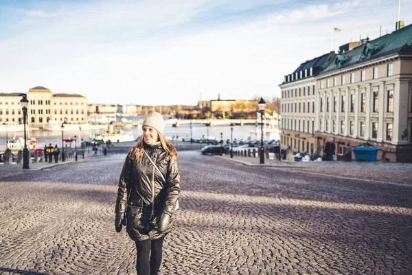 Stockholm Télen Sétáló Személy Városi Utcában Svédországban Boldog Turista Nézi — Stock Fotó