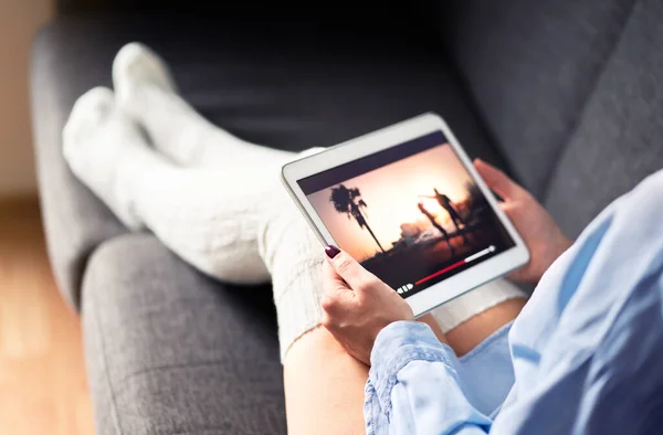 Mulher Assistindo Série Fluxo Filme Com Tablet Sofá Vestindo Meias — Fotografia de Stock