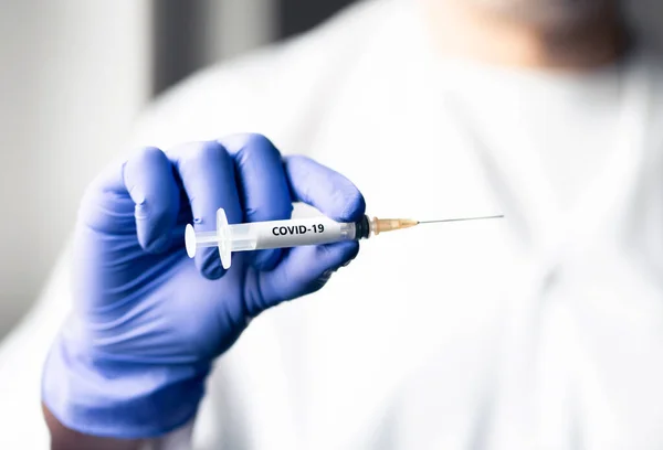 Doctor Con Aguja Vacuna Contra Coronavirus Concepto Disparo Covid Investigación — Foto de Stock