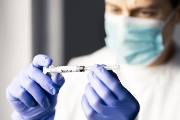 Médico Enfermero Mirando Una Aguja Jeringa Para Vacuna Contra Coronavirus — Foto de Stock
