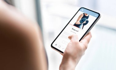 Telefonda jimnastik uygulaması. Çevrimiçi kişisel antrenör ya da akıllı telefondan video dersi modeli. Fitness sınıfı ya da dijital spor koçu ile evde antrenman. Egzersiz talimatı. Forma giriyorum. Mobil teknoloji.