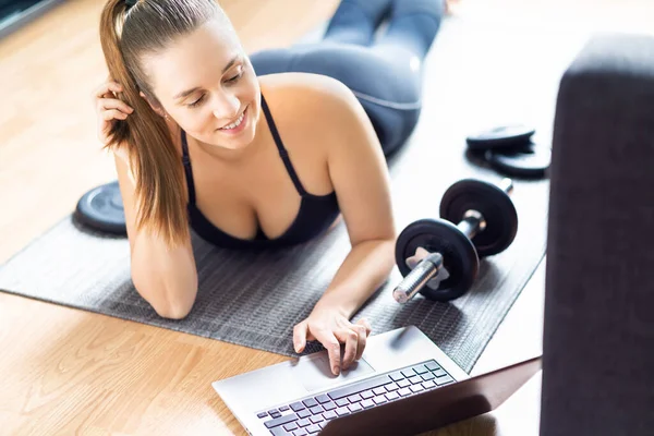Een Fitte Vrouw Die Thuis Traint Laptopcomputer Met Online Fitnesstraining — Stockfoto