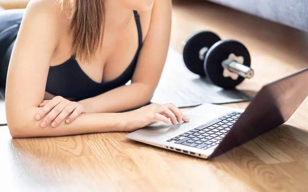 Home Workout Online Exercise Course Laptop Computer Gym Training Yoga — Stock Photo, Image